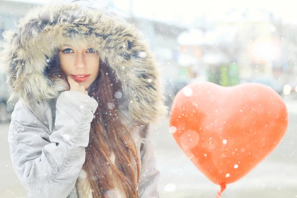 Jong meisje op de dag van Valentijnskaarten — Stockfoto