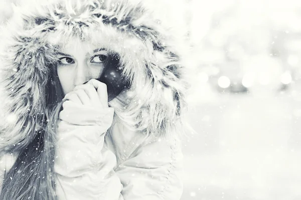 Jeune fille en hiver — Photo