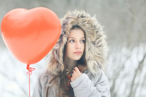 Jong meisje op de dag van Valentijnskaarten — Stockfoto