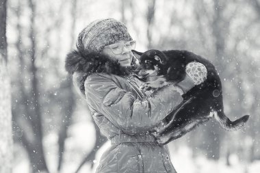 Kız ve köpek yavrusu kış