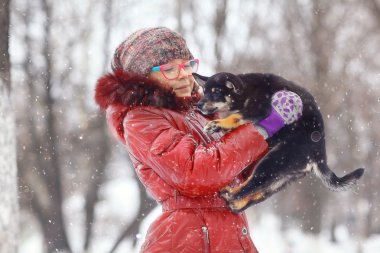 Kız ve köpek yavrusu kış