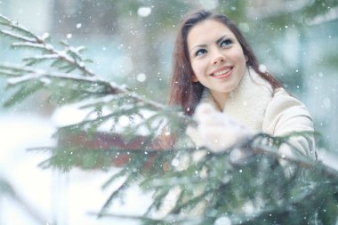 Kışın güzel kız