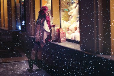 Kız alışveriş Noel indirim üzerinde