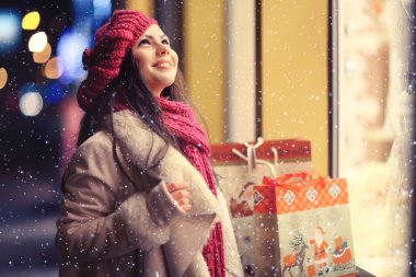 Kız alışveriş Noel indirim üzerinde