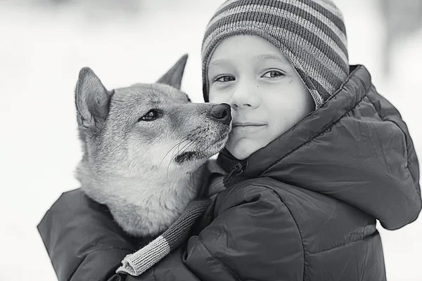 Mały chłopiec i pies w zimie — Zdjęcie stockowe