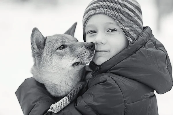 Liten pojke och hund på vintern — Stockfoto