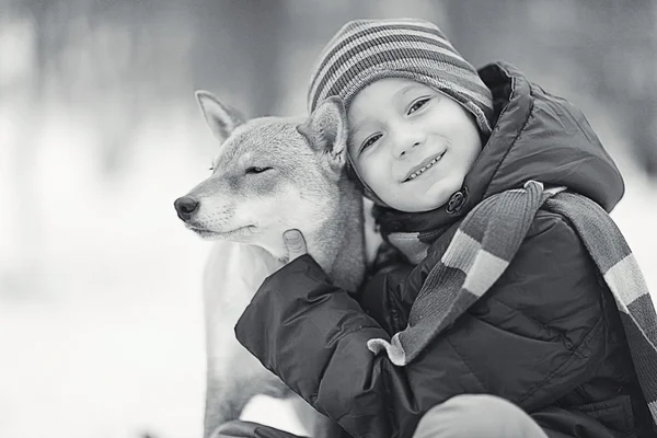 Liten pojke och hund på vintern — Stockfoto