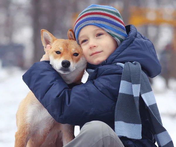 Kleiner Junge und Hund im Winter — Stockfoto