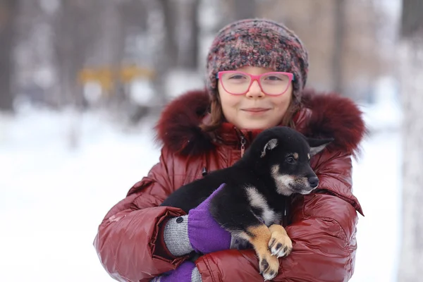 소녀와 강아지 겨울에 — 스톡 사진