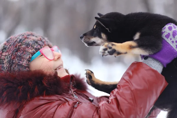Chica y cachorro en invierno —  Fotos de Stock