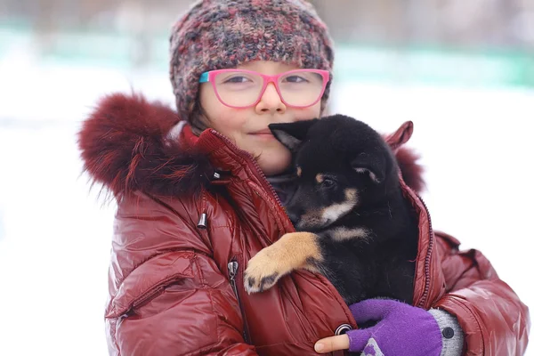 Flicka och valp i vinter — Stockfoto