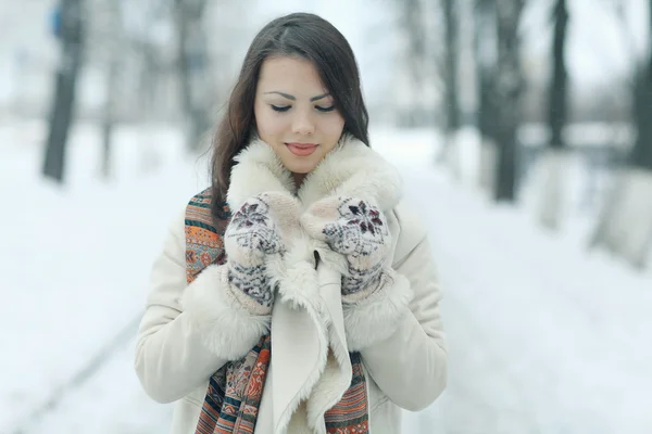 Inverno jovem menina retrato — Fotografia de Stock