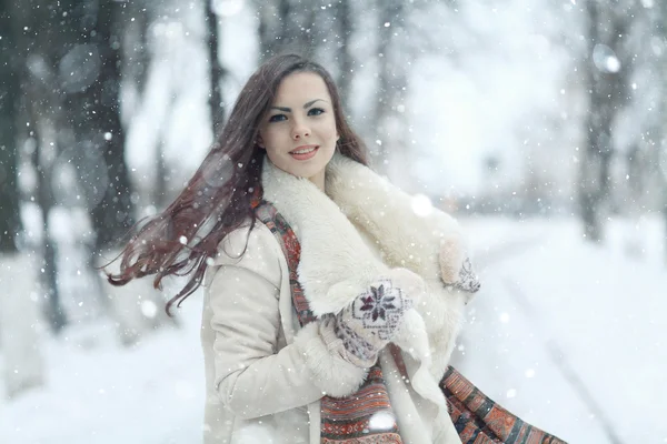 Inverno jovem menina retrato — Fotografia de Stock