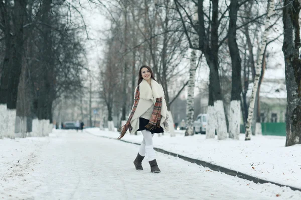 Mooie meisje in de winter — Stockfoto