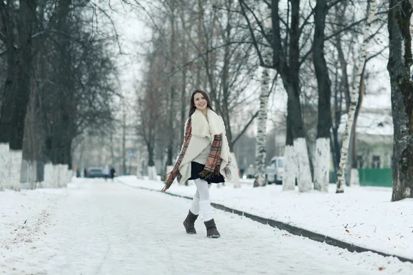 Hermosa joven en invierno — Foto de Stock