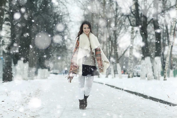 Krásná mladá dívka v zimě — Stock fotografie