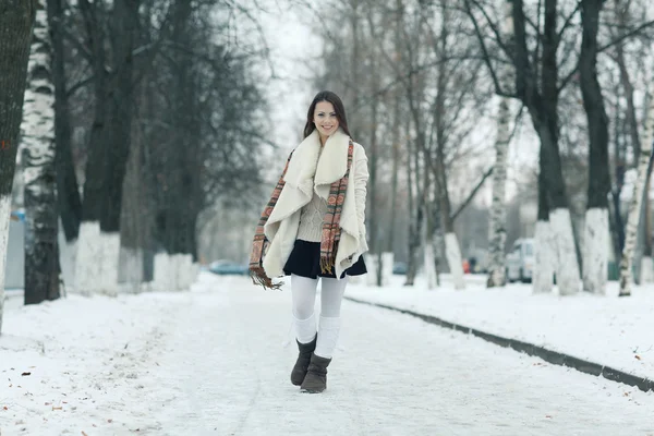 Belle jeune fille en hiver — Photo