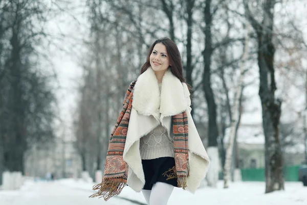 Menina bonita no inverno — Fotografia de Stock