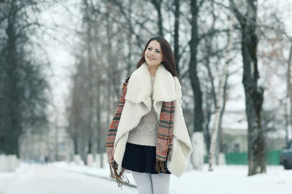Vacker ung flicka i vinter — Stockfoto