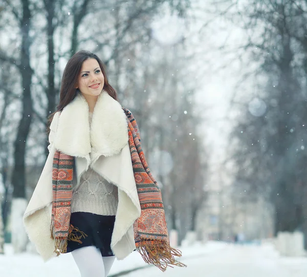 Hermosa joven en invierno — Foto de Stock