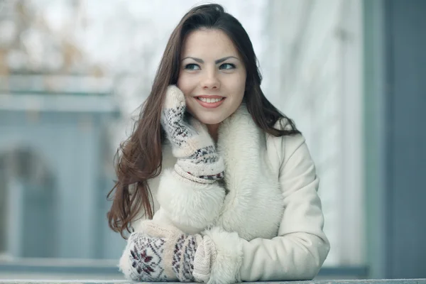 Молодая красивая девушка зимой — стоковое фото