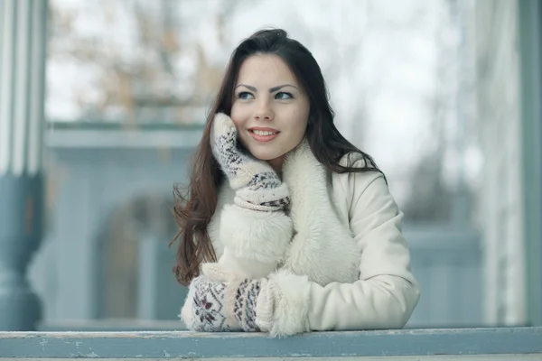 Ung vacker flicka i vinter — Stockfoto