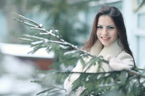 Bella ragazza in inverno — Foto Stock