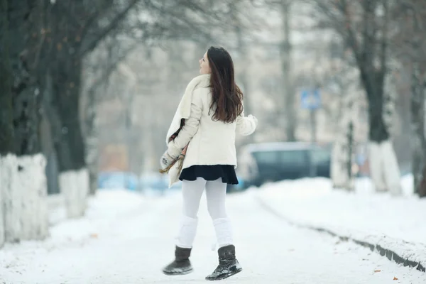 Giovane ragazza in inverno — Foto Stock