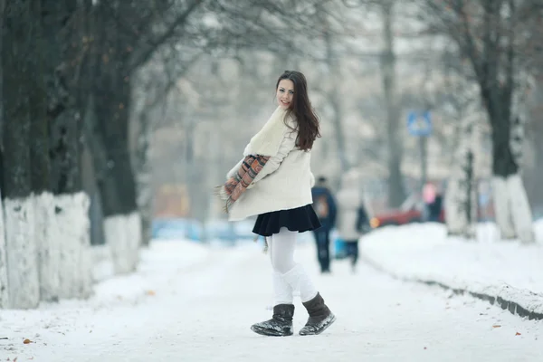 Jeune fille en hiver — Photo