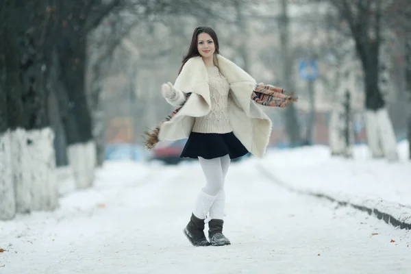 Młoda dziewczyna w zimie — Zdjęcie stockowe