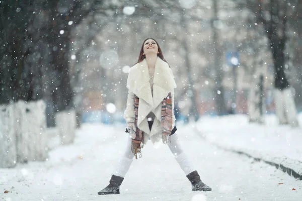 Jong meisje in de winter — Stockfoto