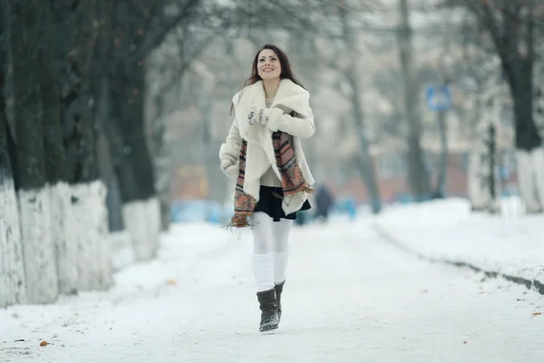 Zabawny ładny dziewczyna w zimie — Zdjęcie stockowe