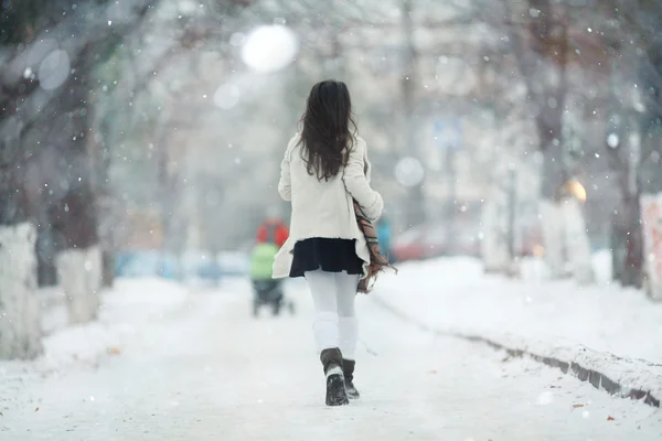 有趣的漂亮女孩在冬天 — 图库照片