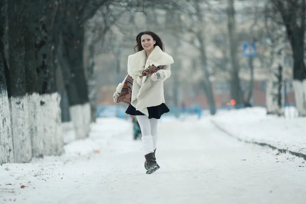 Jolie fille drôle en hiver — Photo