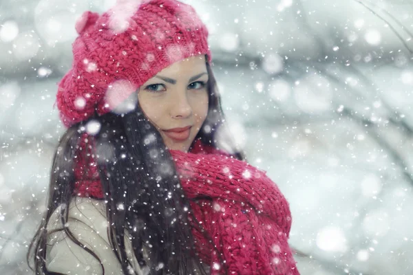 Vinter ung flicka stående — Stockfoto