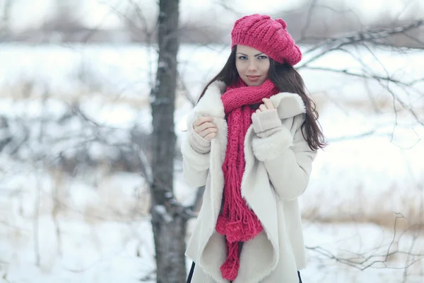 Jovem menina bonita na floresta de inverno — Fotografia de Stock