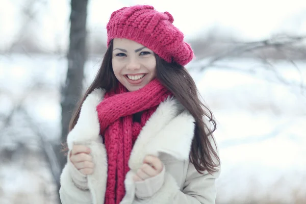 Jovem menina bonita na floresta de inverno — Fotografia de Stock