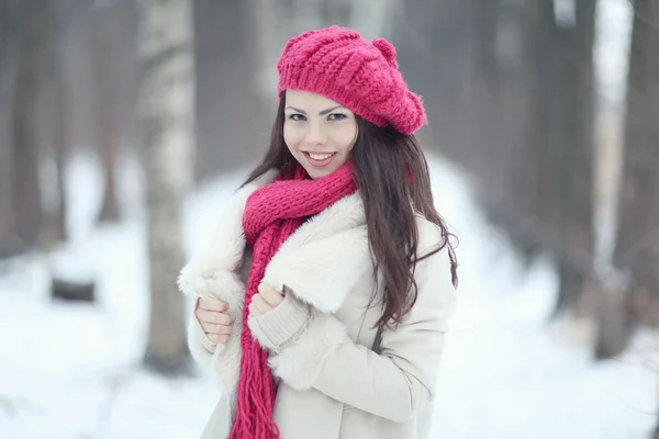 Jovem menina bonita na floresta de inverno — Fotografia de Stock