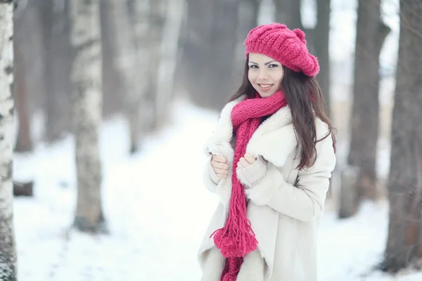 Giovane bella ragazza nella foresta invernale — Foto Stock
