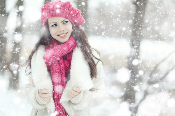 Портрет зимової молодої дівчини — стокове фото