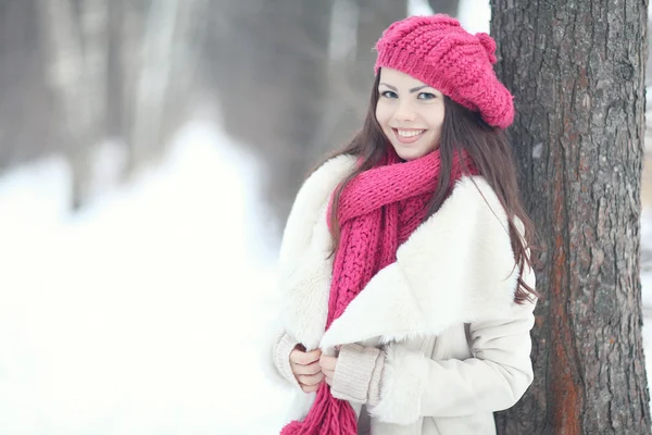 Jovem menina bonita na floresta de inverno — Fotografia de Stock