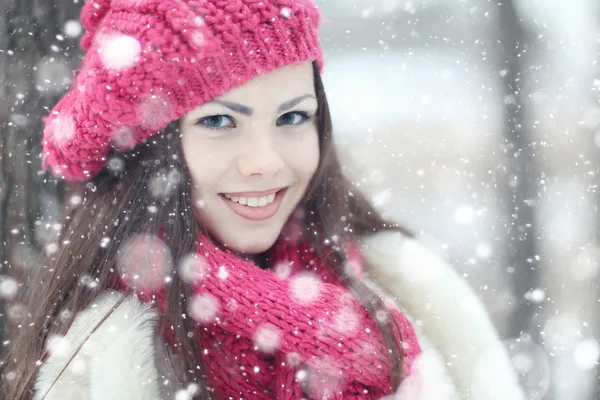 Зимний портрет молодой девушки — стоковое фото