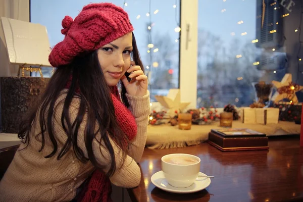 Kafede güzel genç kız — Stok fotoğraf