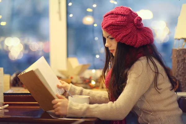 Beautiful young girl in cafe — Stock Photo, Image