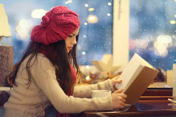 Bella ragazza in caffè — Foto Stock