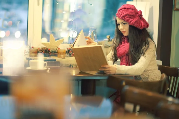 Beautiful young girl in cafe — Stock Photo, Image