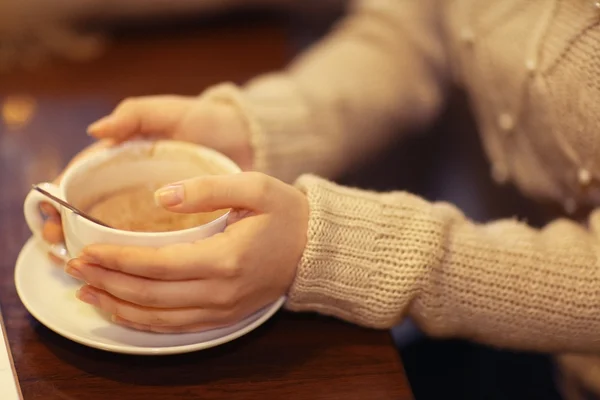 Vrouw handen met warme dranken — Stockfoto