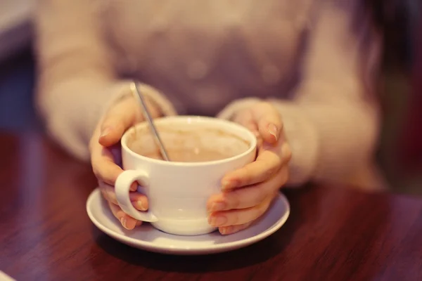 Vrouw handen met warme dranken — Stockfoto