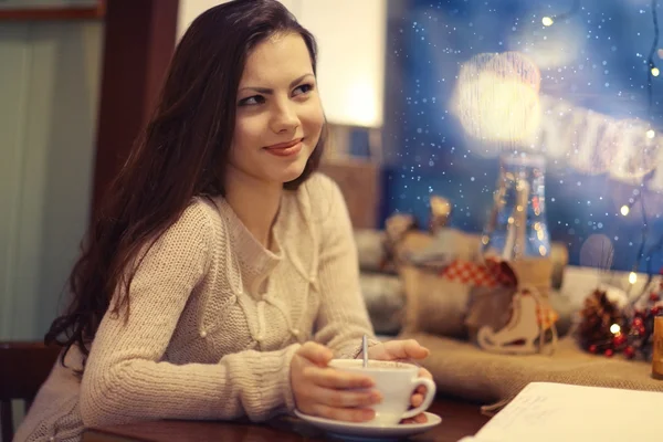 Mooi meisje in café — Stockfoto