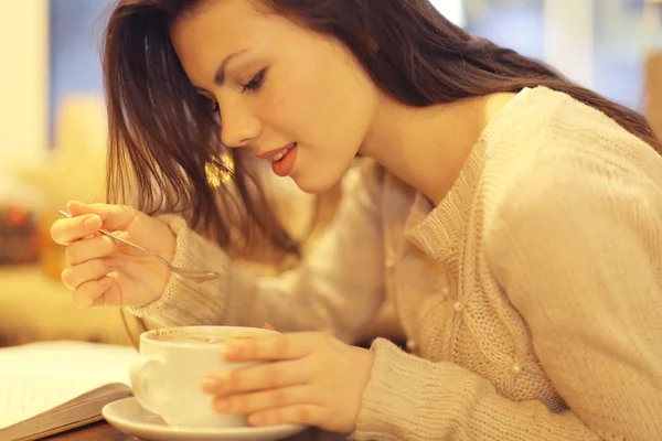 Beautiful young girl in cafe — Stock Photo, Image